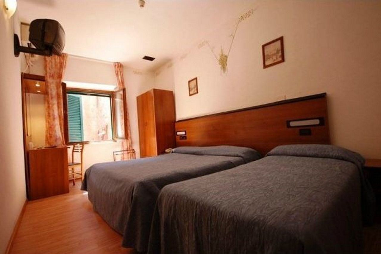 Hotel Leonardo Pisa Esterno foto